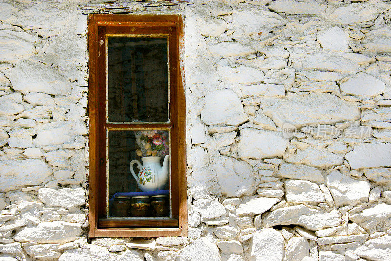 从小村庄拉近老房子的窗户