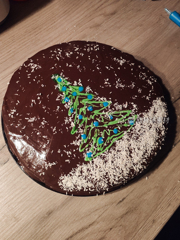 桌上摆着巧克力圣诞树装饰的新年蛋糕