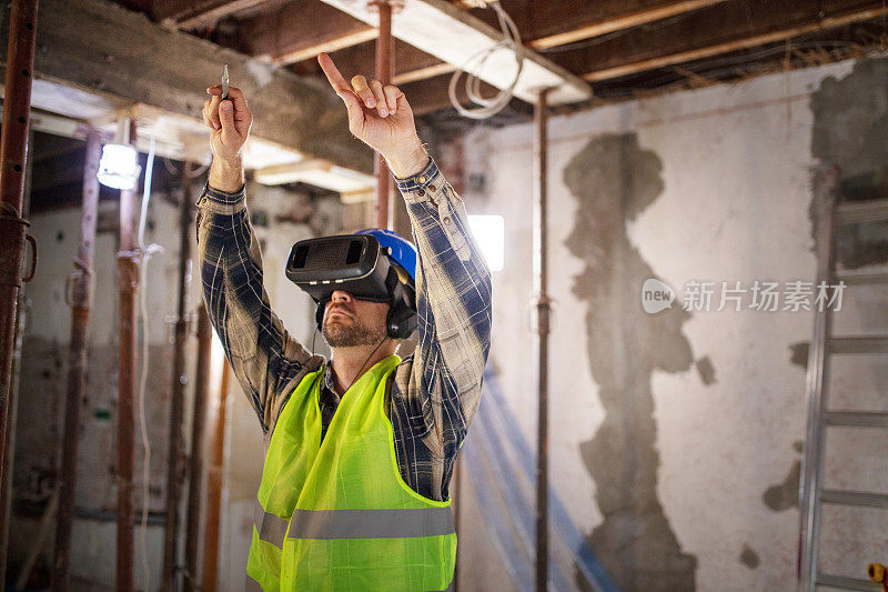 男建筑工地工人使用VR眼镜
