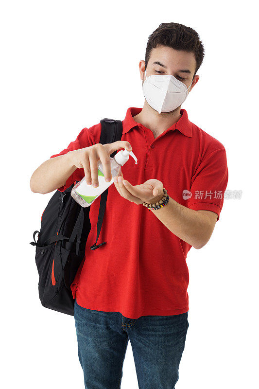 戴口罩的男子手上放着抗菌凝胶