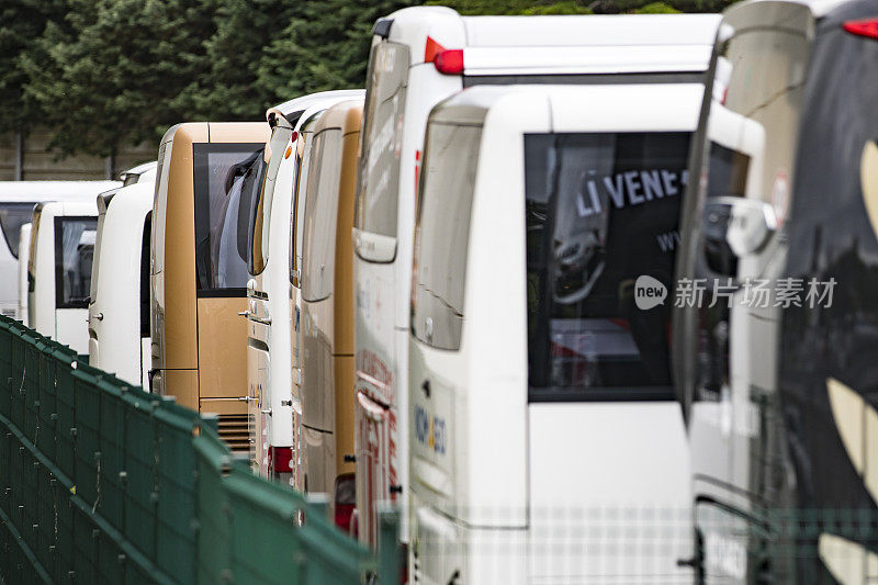 排成一排的公共汽车