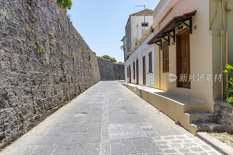 希腊罗德岛上著名的古城城墙内的历史房屋。
