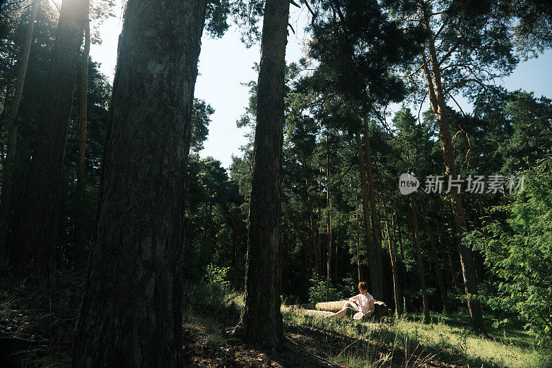 一个女人在自然公园里吃西瓜