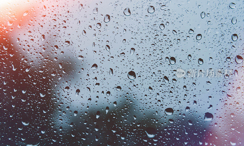 雨后的阳光。滴在玻璃上。这是下雨。在玻璃结构。