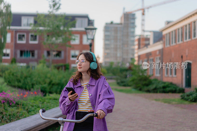 一个女人在日落时分骑着自行车在城里