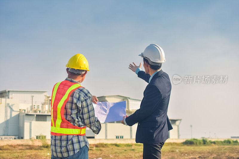 亚洲团队建设工程师在新工厂监督建设项目的进度，工程咨询人员在施工现场建筑督察。