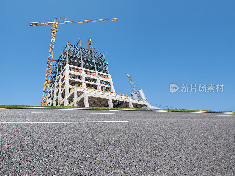 空无一人的高速公路旁正在修建的建筑