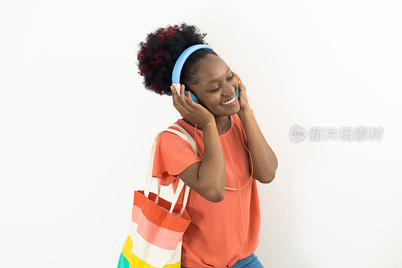 一位快乐的年轻非洲妇女正在欣赏她最喜欢的歌曲
