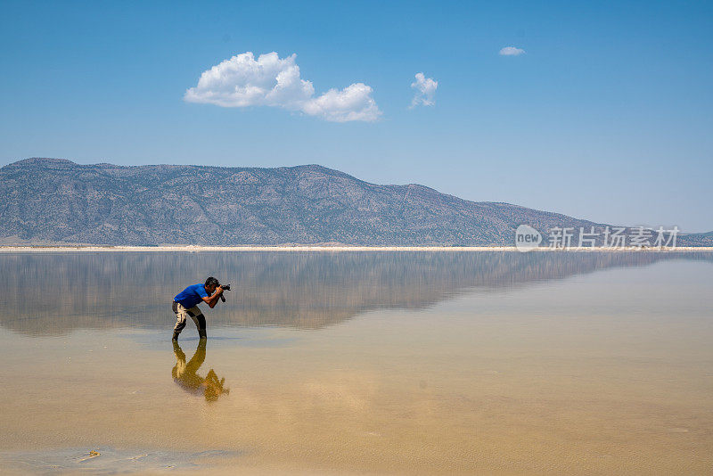 自然野生动物摄影师正在红盐湖拍摄照片
