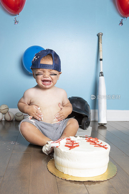 男婴在他的第一个生日派对上哭泣