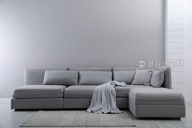 客厅里有灰色的大沙发。室内设计