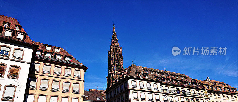 法国。8月。建筑物背后的斯特拉斯堡圣母院。湛蓝的天空。