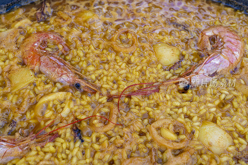 海鲜海鲜饭配米饭，墨鱼，虾和鱿鱼西班牙食谱
