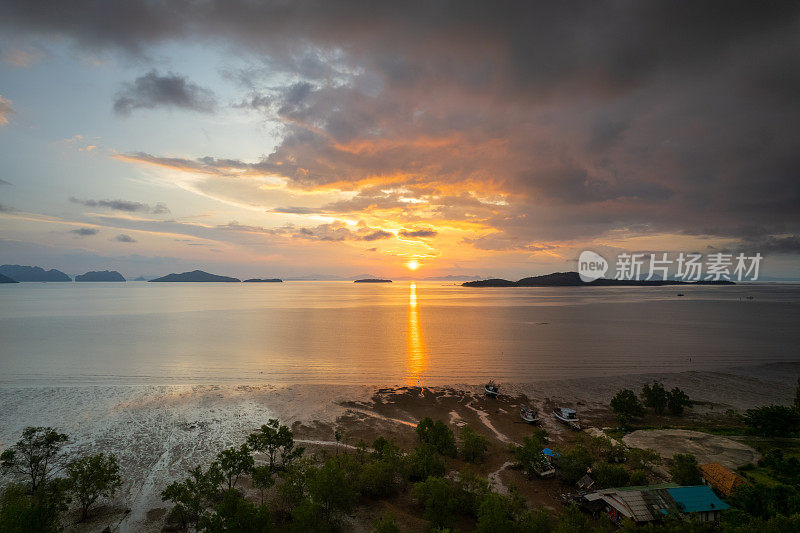 泰国甲米兰塔岛老城日出的鸟瞰图