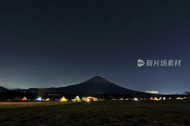 在富士山脚下扎营