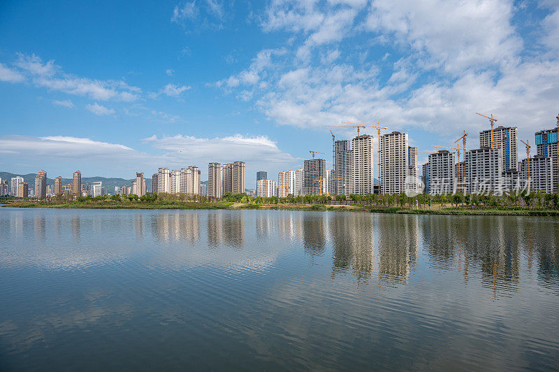 蓝天白云下的海滨城市天际线