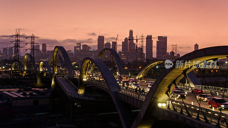 加州洛杉矶，黄昏时第六街桥上的交通鸟瞰图