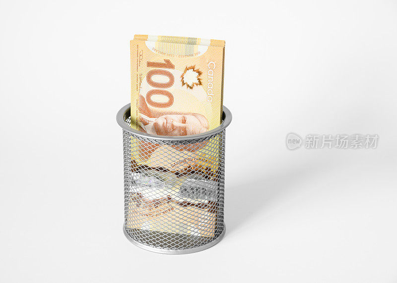叠加拿大百元钞票在网格持有人