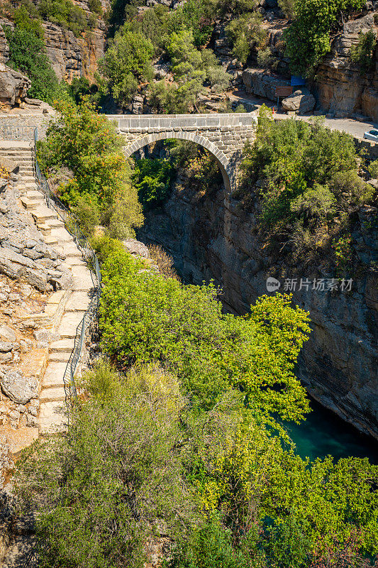 土耳其Koprulu国家公园Koprucay河峡谷上的古拱桥。峡谷和蓝色风暴山河的全景风景