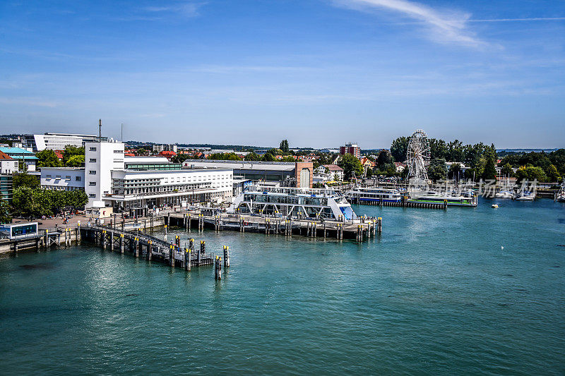 码头，摩天轮和美丽的建筑在Bodensee在德国Friedrichshafen