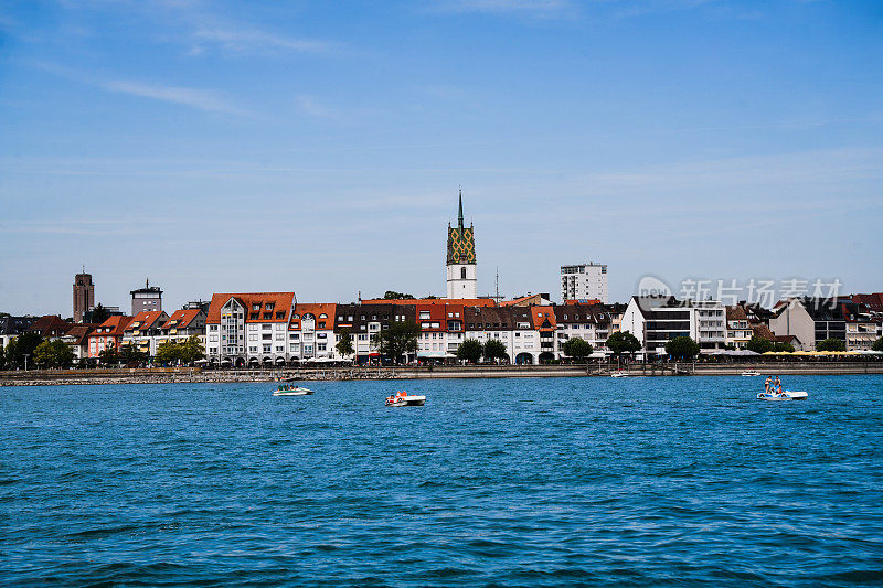 美丽的城镇海岸和圣尼古拉教堂在后面的弗里德里希港，德国