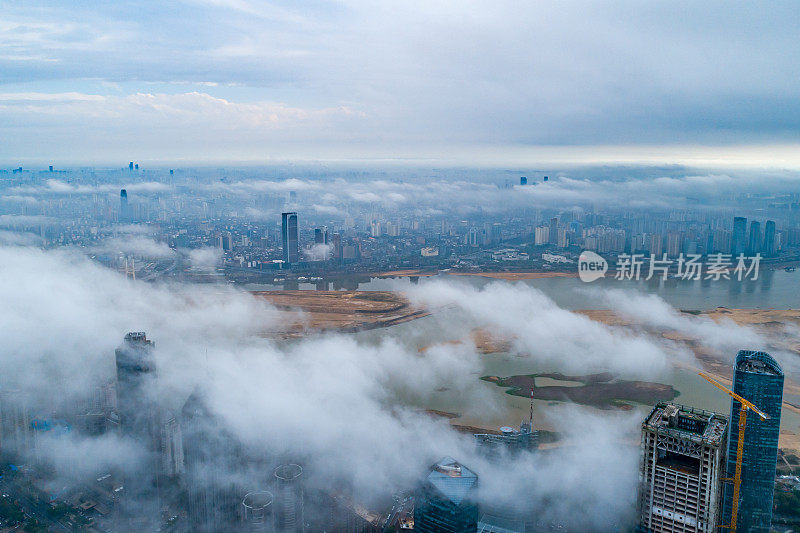 现代城市地标鸟瞰图，平流雾，上海，中国