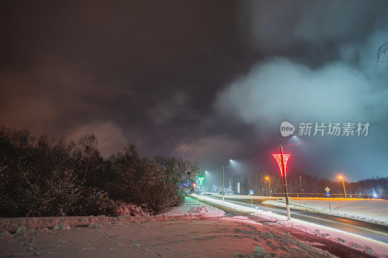 晚上的街道。暴雪。冬天的天气。气候。风暴。冬季森林。树枝上的雪