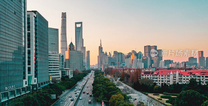 上海世纪大道的城市日落景观