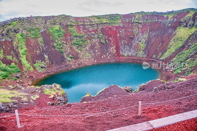 冰岛夏季的克里德火山和湖泊