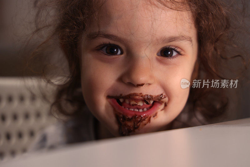 小女孩的脸上满是巧克力