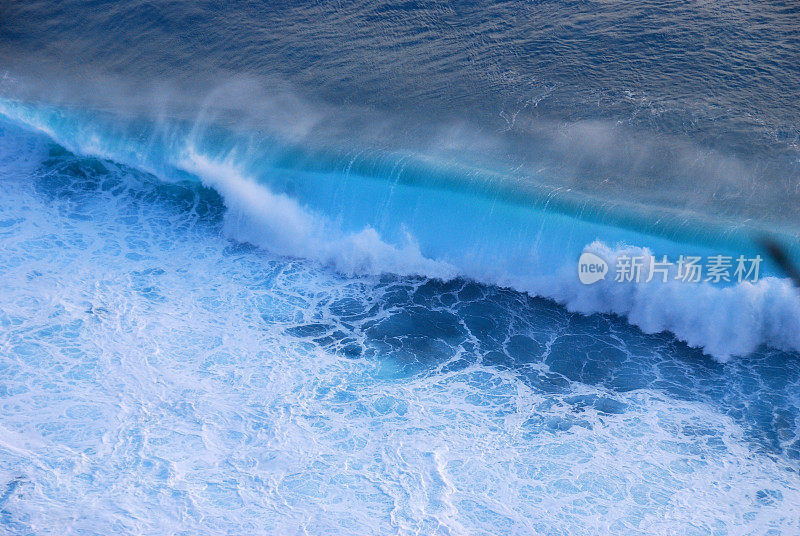 蓝色的海洋海洋海景热带巨浪模糊的背景。海景碧海白浪户外运动。海水大海的巨浪大海夏天的背景。天堂绿松石般的水景