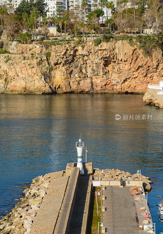 在Kaleici的老安塔利亚码头的防波堤和灯塔