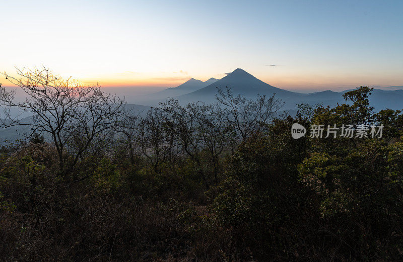 日落时分，危地马拉的阿卡特南戈火山和富埃戈火山