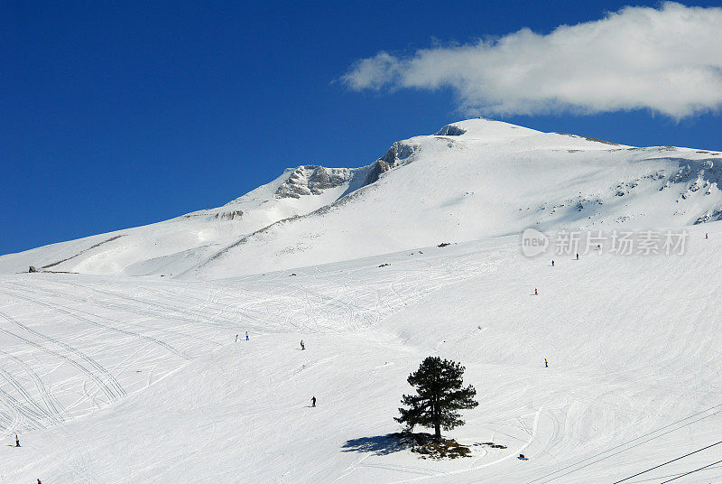 在乌鲁达格山顶和滑雪场滑雪的度假者