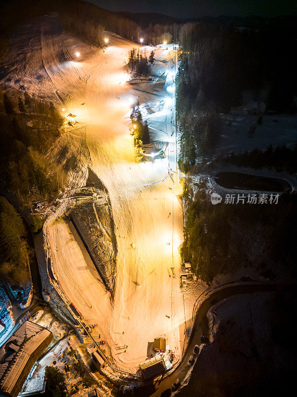 垂直夜间滑雪的小型滑雪场，空中