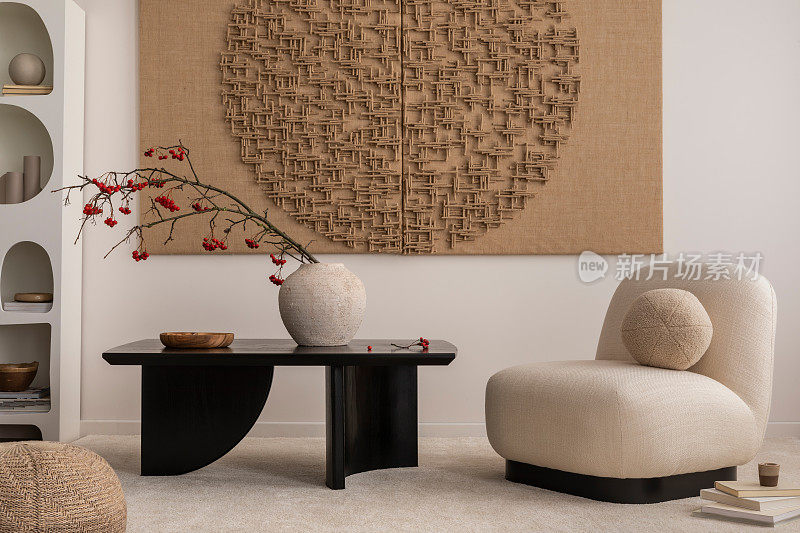 美学组成的日本客厅室内模拟海报框架，现代黑咖啡桌，花瓶与花楸，圆形扶手椅和个人配件。家居装饰。模板。