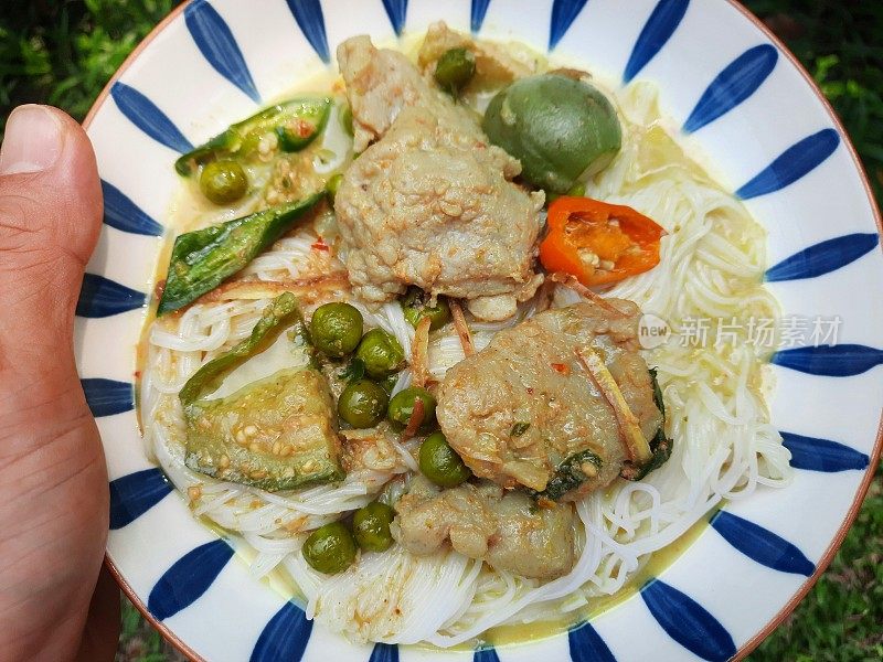 米粉和鱼肉丸咖喱-泰国食物。