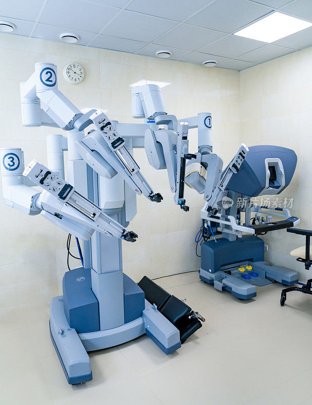 现代手术机器人。达·芬奇机器人在医院病房。