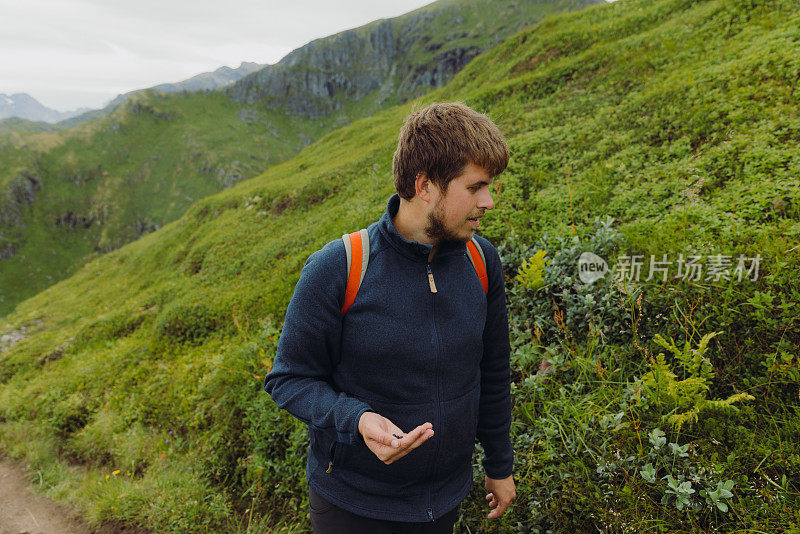 男子在罗浮敦群岛徒步旅行时捡起蓝莓