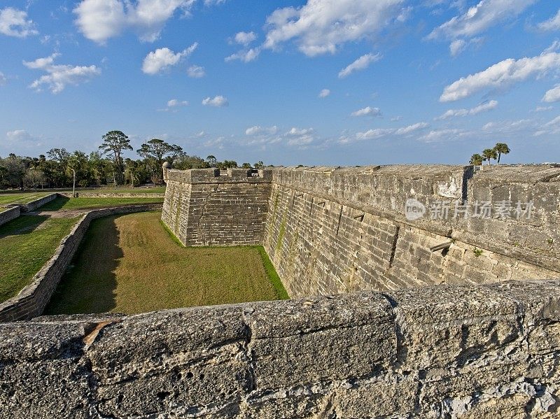 使用高金石的砖石墙防御工事和圣马科斯城堡的护城河