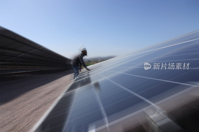 男性工程师安装可替代能源太阳能电池板。