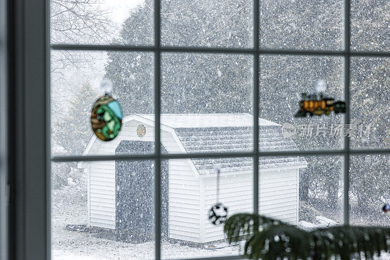 暴风雪花园小屋看冬天后院湾窗