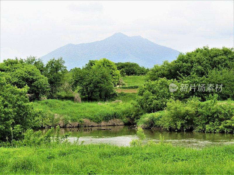 日本。五月风景与Kokai河和筑波山。