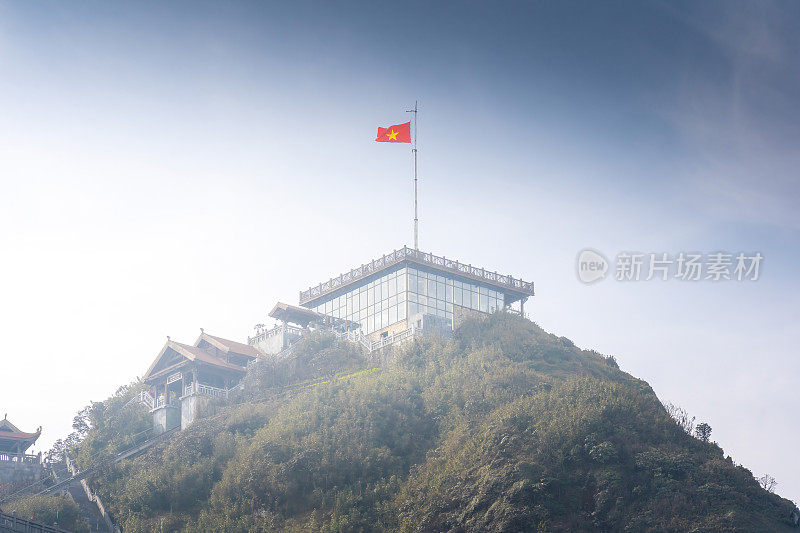 从梵磐山上的美丽风景和一座佛教寺庙。越南老蔡省萨帕。