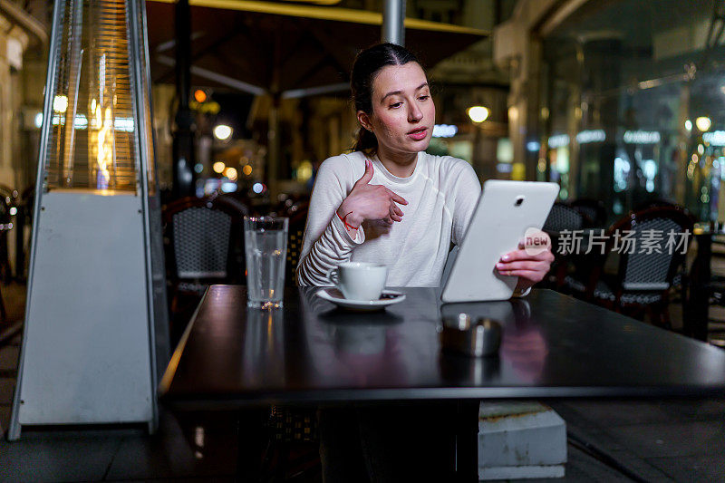 年轻女性在咖啡馆用平板电脑优化生产力