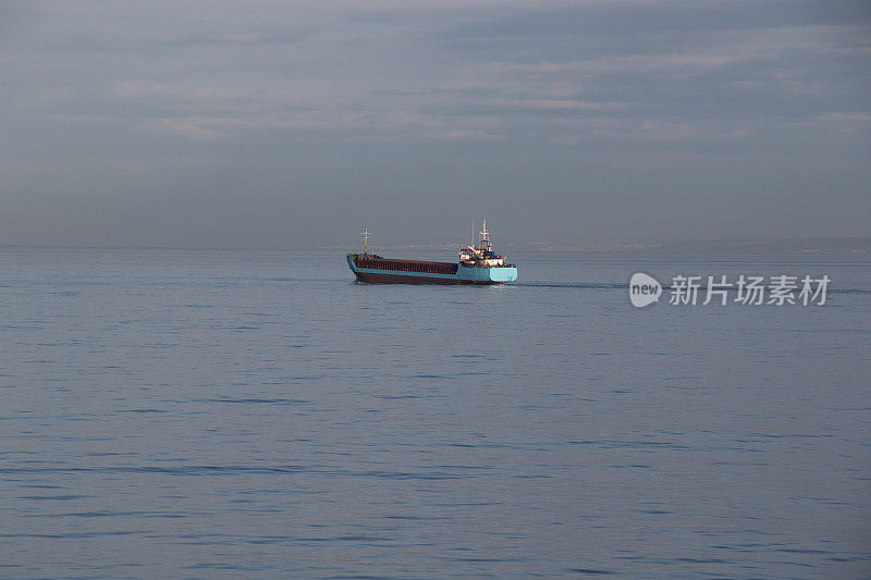 货船在运输途中。马尔马拉海。