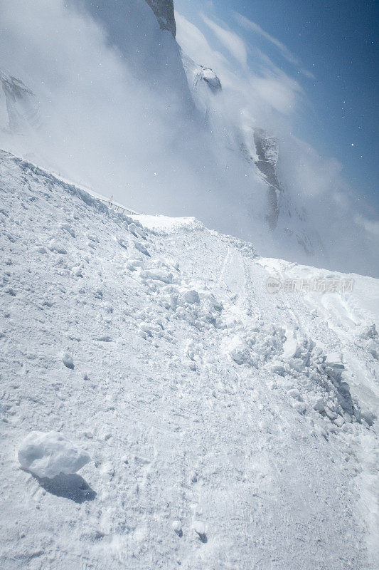 高山上的雪天