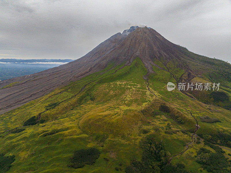 锡纳朋山鸟瞰图。印度尼西亚苏门答腊。