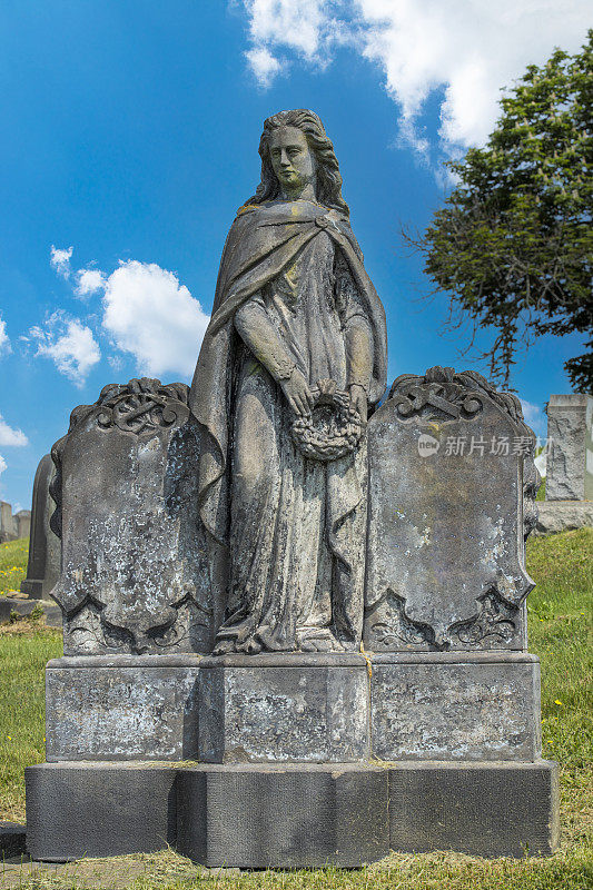 19世纪墓碑上的全身雕像