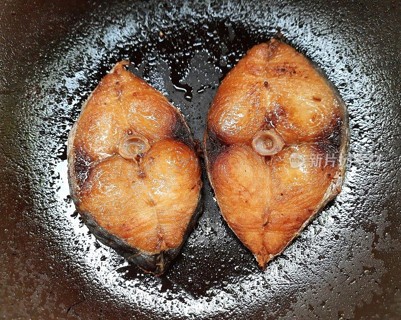 油炸鲭鱼——食品制作。